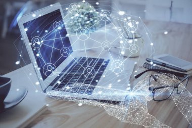 Sosyal ağ hologramıyla birlikte bilgisayar masaüstünde. Çifte maruziyet. Uluslararası insan ilişkileri kavramı.
