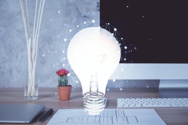 Bilgisayar ofisinde ampul simgesi hologramıyla birlikte. Çifte maruziyet. Fikir kavramı.