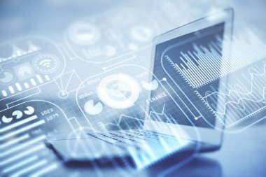 Bilgisayar, teknoloji temalı hologramla birlikte ofiste. Çifte maruziyet. Teknoloji kavramı.