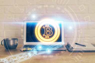 Blockchain temalı holograma ve bilgisayar arkaplanlı masaya çift pozlama. Bitcoin şifreleme para birimi kavramı.