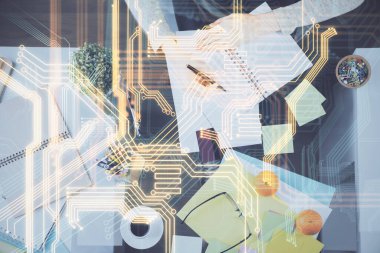 Teknoloji temalı hologramlar, arka plan notları alan kadınların elleri üzerinde. Teknoloji kavramı. Çift pozlama