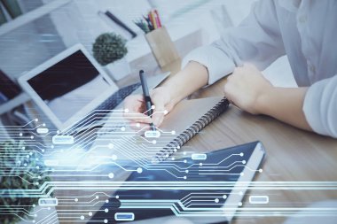 Teknoloji kodlama hologramıyla kadın elinin arka planda çoklu pozlanması. Veri kavramı.