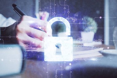 Kilit simgesiyle kadın eli yazarken çift pozlama. Güvenlik kavramı ve verilerin korunması