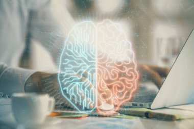 Adam klavyede beyin hologramıyla yazı yazıyor. Büyük Veri Kavramı.