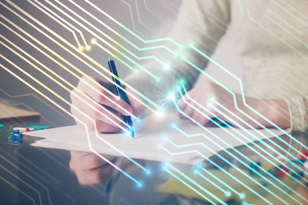 Veri teknolojisi hologramıyla arka planda el yazısının iki katına çıkarılması. Büyük veri kavramı.