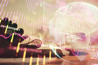 Finans şeması çizimine ve masaüstüne kahve ve masa arkasında eşyalar ile çifte pozlama. Önx piyasa ticareti kavramı