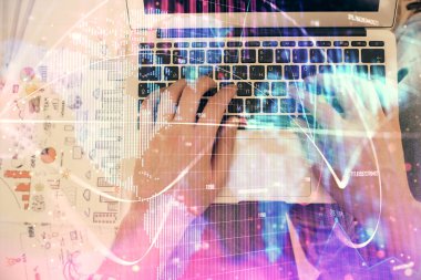 İnsan elinin bilgisayar klavyesi ve iş temalı hologram çiziminin üzerine iki kez yazı yazması. Üst Manzara. Finans piyasası kavramı.