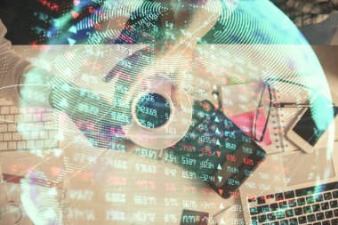 Kadın ve erkeğin birlikte çalışması ve iş temalı hologram çizimi. Bilgisayar arkaplanı. Üst Görünüm.