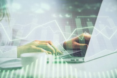 Bilgisayar ve ön grafik hologram çizimi üzerinde çalışan kadın elleri çift pozlama. Mali analiz kavramı.