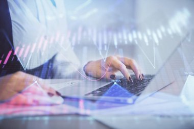 İş kadınlarının bilgisayar ve ön grafik hologram çizimlerini yazarken çift pozlama. Mali analiz kavramı.