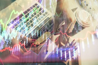 İşkadını ellerinin bilgisayar ve finansal grafik hologramı çizimlerinde çifte pozlama. Borsa analizi kavramı.