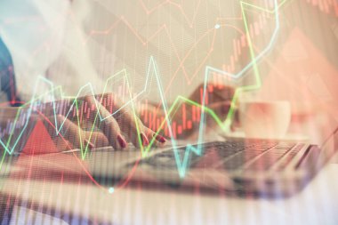 Bilgisayarda ve finansal grafik hologramında yazı yazan kadın ellerine çoklu maruz kalma. Borsa analizi kavramı.