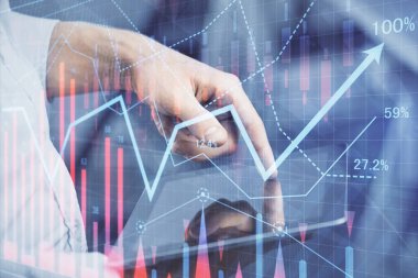 Bir adamın elini tutarken ve dijital bir cihaz ve ön grafik çizimi kullanırken çift pozlama. Finansal piyasa kavramı.