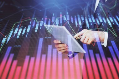 Bir adamın elini tutarken ve dijital bir cihaz ve ön grafik çizimi kullanırken çift pozlama. Finansal piyasa kavramı.