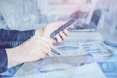 Bir adamın elini tutarken ve dijital bir cihaz ve ön grafik çizimi kullanırken çift pozlama. Finansal piyasa kavramı.