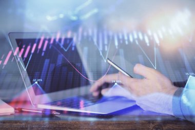 Bir adamın elini tutarken ve dijital bir cihaz ve ön grafik çizimi kullanırken çift pozlama. Finansal piyasa kavramı.