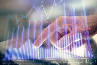 Bir adamın el ele tutuşması ve telefon ve finansal çizim kullanması. Pazar analizi kavramı.