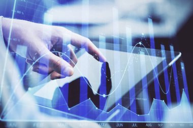 Bir adamın el ele tutuşması ve telefon ve finansal çizim kullanması. Pazar analizi kavramı.