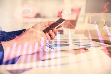 Bir adamın elini tutarken ve bir telefon ve mali grafik çizimi kullanırken çift pozlama. Analiz kavramı.