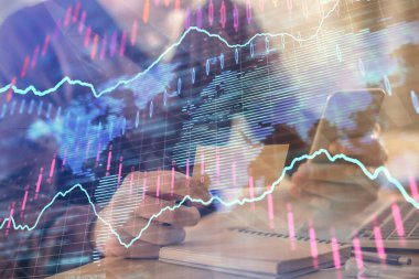 Bir adamın elini tutarken ve bir telefon ve mali grafik çizimi kullanırken çift pozlama. Analiz kavramı.