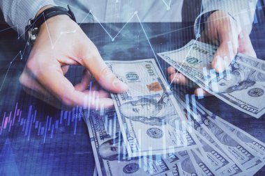 Finansal grafiğe çoklu pozlama hologram, Amerikan dolarları ve insan eli. Analiz kavramı.