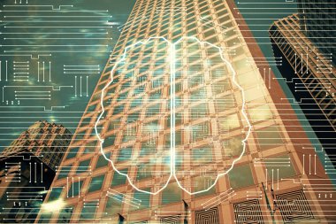 Şehrin arka planına beyin hologramı çizimi. Çifte maruz kalma. Beyin fırtınası konsepti.