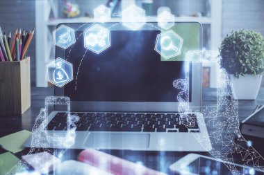 Bilgisayar, teknoloji temalı hologramla birlikte ofiste. Çifte maruziyet. Teknoloji kavramı.