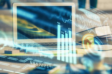 Bilgisayar, teknoloji temalı hologramla birlikte ofiste. Çifte maruziyet. Teknoloji kavramı.