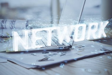 Dizüstü bilgisayar ve teknoloji temalı holograma çifte maruz kalma. Serbest çalışma kavramı.