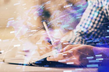 Teknoloji simgeleriyle insan eli geçmişi yazmak. Çifte maruziyet. Büyük veri kavramı.