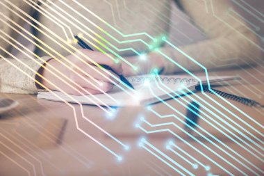 Veri teknolojisi hologramıyla arka planda el yazısının iki katına çıkarılması. Büyük veri kavramı.