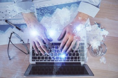 Sosyal ağ temalı hologramda iş adamı arka planda bilgisayar üzerinde çalışıyor. Dünya çapında ağ kavramı. Çift pozlama.