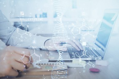 DNA hologramı ve iş adamı arka planda bilgisayar üzerinde çalışıyor. Biyomühendislik kavramı. Çift pozlama.