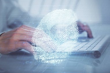 Arka planda bilgisayar üzerinde çalışan iş adamı ile parmak izi hologramı. Güvenlik kavramı. Çift pozlama.