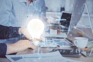 Arkaplanda bilgisayar üzerinde çalışan iş adamıyla birlikte büyüyen oklar. Başarı konsepti. Çift pozlama.