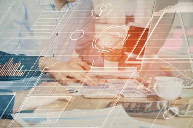 Bilgisayar geçmişi üzerinde çalışan bir adamla teknolojinin hologramına çifte maruz kalma. Büyük veri kavramı.