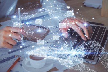 İş adamlarının arka planda bilgisayar üzerinde çalıştığı hologramlar. E-posta konsepti. Çoklu pozlama.