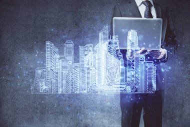 Arka planda bilgisayar üzerinde çalışan bir iş adamı ile yüksek teknoloji şehir çizimi. Akıllılık konsepti. Çift pozlama.