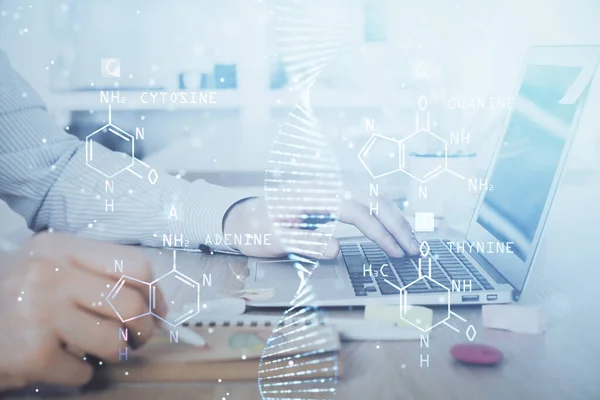 Голограма Днк Бізнесменом Який Працює Комп Ютері Фоні Концепція Біоінженерії — стокове фото