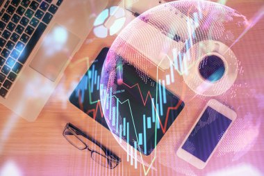 Finansal grafik hologramına telefonla çifte maruz kalma. Üst Manzara. Mobil ticaret platformu kavramı.