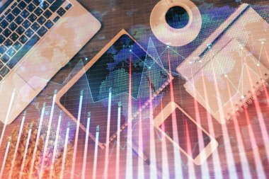 Masaüstünde telefonlu ön x grafik hologramına çift pozlama. Üst Manzara. Mobil ticaret platformu kavramı.