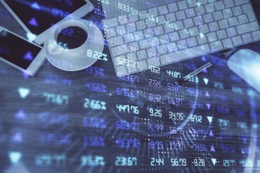 Masaüstünde telefonlu ön x grafik hologramına çift pozlama. Üst Manzara. Mobil ticaret platformu kavramı.