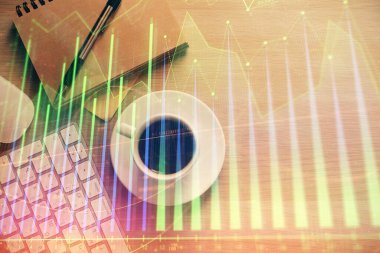 Forx grafik çizimi ve çalışma masası üst veiw çoklu pozlama. Mali analiz kavramı.