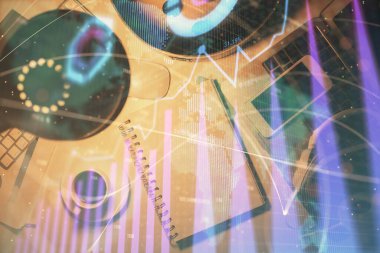 Forx grafik çizimi ve çalışma masası üst veiw çoklu pozlama. Mali analiz kavramı.