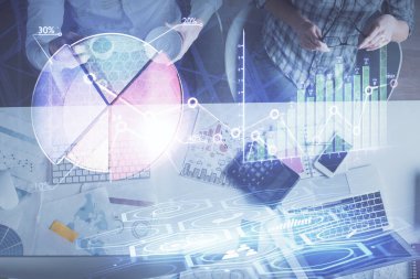 Birlikte çalışan kadın ve erkeğin çifte pozu ve finansal grafik hologramı çizimi. Pazar analizi konsepti. Bilgisayar arkaplanı. Üst Görünüm.