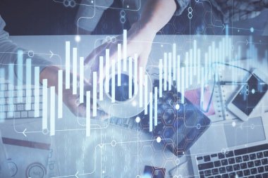 Birlikte çalışan kadın ve erkeğin çifte pozu ve finansal grafik hologramı çizimi. Pazar analizi konsepti. Bilgisayar arkaplanı. Üst Görünüm.