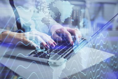 Bilgisayarda ve finansal grafik hologramında yazı yazan kadın ellerine çoklu maruz kalma. Borsa analizi kavramı.