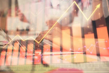 Bilgisayarda ve finansal grafik hologramında yazı yazan kadın ellerine çoklu maruz kalma. Borsa analizi kavramı.