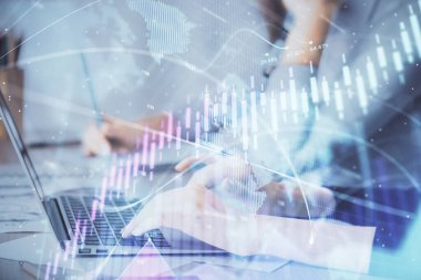 Bilgisayarda ve finansal grafik hologramında yazı yazan kadın ellerine çok maruz kalmış. Borsa analizi kavramı.