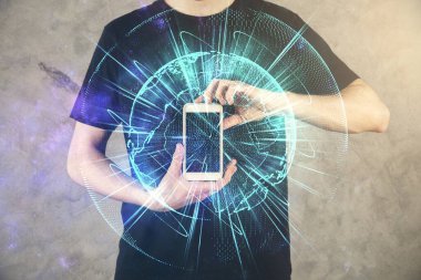 Adamın elini tutarken ve telefon kullanırken ve uluslararası iş teması çizerken çift pozlama.